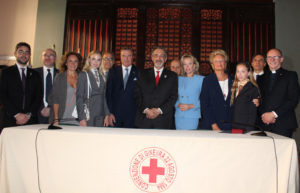 LL.AA.RR. les Ducs de Castro avec leurs filles, LL.AA.RR. les Princesses Maria Carolina et Maria Chiara de Bourbon des Deux Sicilies auprès de la Croix Rouge